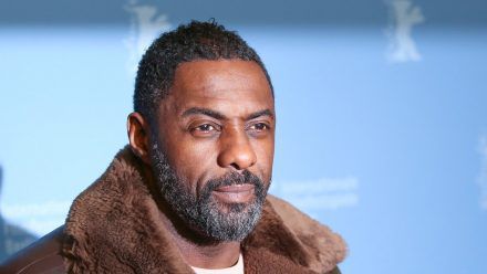 Idris Elba bleibt in Lauerstellung. (smi/spot)