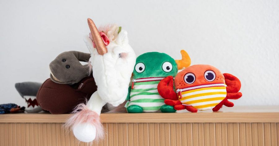 Kuscheltiere und sogenannte «Sorgenfresser» liegen auf einem Regal. Durch die Corona-Pandemie geht es vielen Kindern und Jugendlichen schlechter.