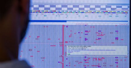 Am Computermonitor sucht Christian Kohler im Sequenzierlabor für Corona-Varianten (CoMV-Gen) in der Universitätsmedizin Greifswald nach neuen Varianten und Mutationen des Corona-Virus.