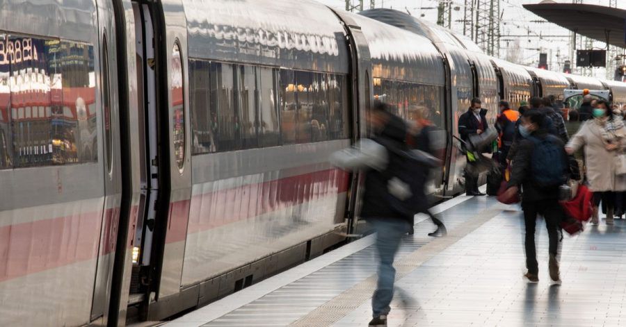 Mitarbeiter des Sicherheitsdienstes sind bei der Bahn für die Einhaltung der 3G-Regelungen zuständig. Dazu müssen die Fahrgäste in aller Regel einen Impfpass in digitaler Form vorweisen können.
