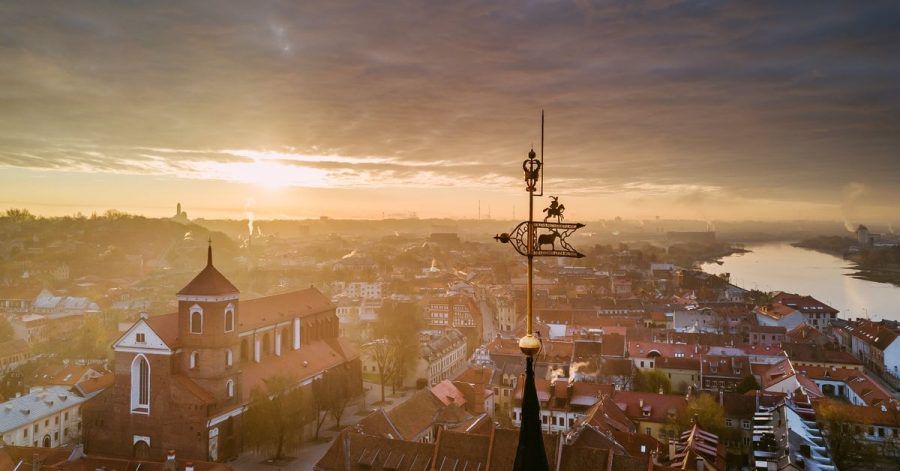 Blick über die Dächer von Kaunas, der zweitgrößten Stadt Litauens. Kaunas ist Europäische Kulturhauptstadt 2022.