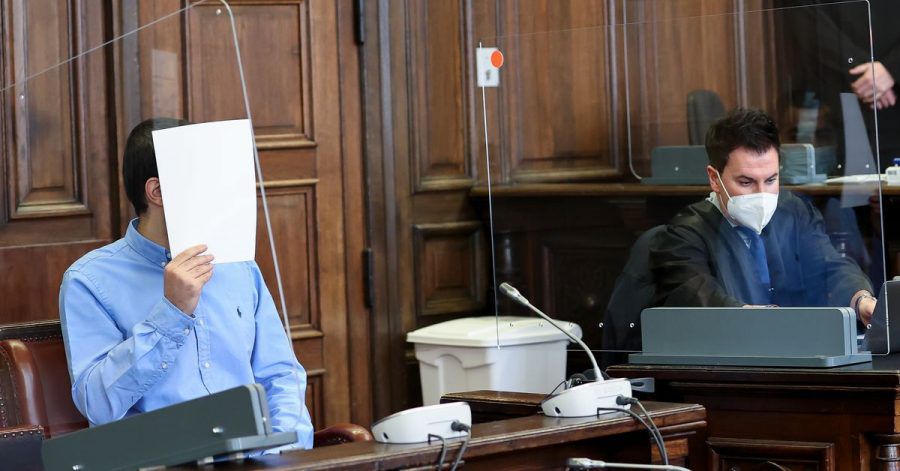 Der Angeklagte (l) sitzt neben seinem Anwalt Haydar Güler im Gerichtssaal im Strafjustizgebäude.