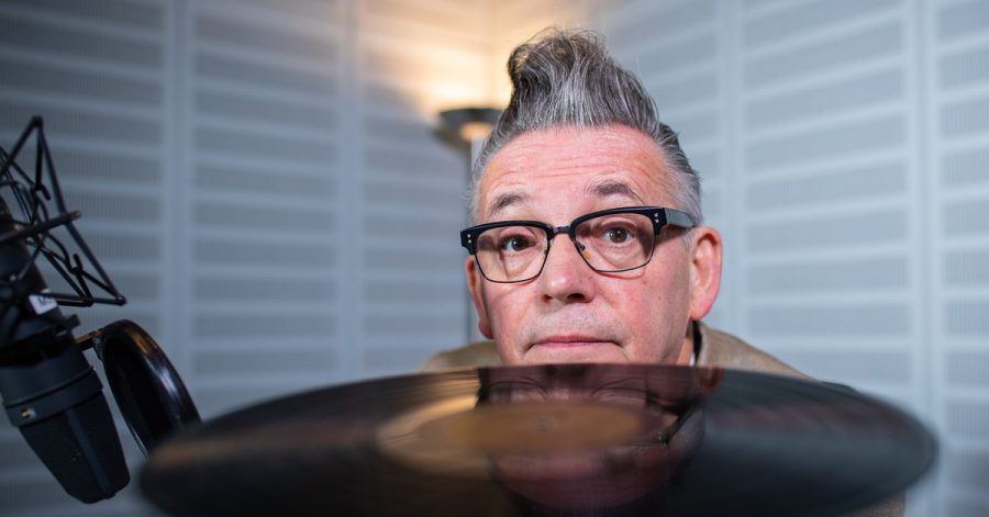 Will verborgene Platten-Schätze ausgraben: Götz Alsmann im WDR-Tonstudio in Münster.