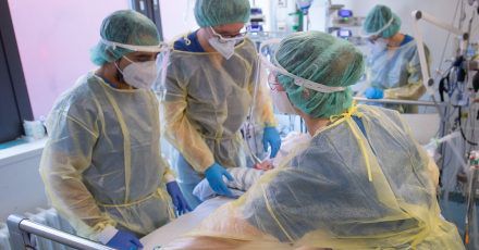 Pflegende und eine Ärztin kümmern sich auf einer Intensivstation für Corona-Patienten in Offenbach um einen Patienten.