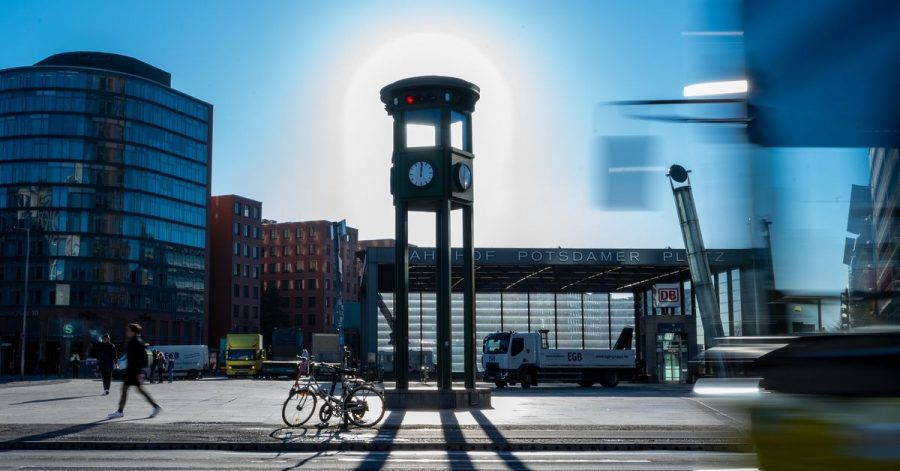 Der Nachbau des Ampelturms am Potsdamer Platz on Berlin.