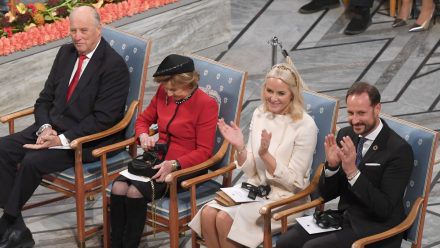 Das Königspaar Harald und Sonja (l.) mit dem Kronprinzenpaar Mette-Marit und Haakon bei der Friedensnobelpreis-Verleihung im Jahr 2019 in Oslo. (ili/spot)