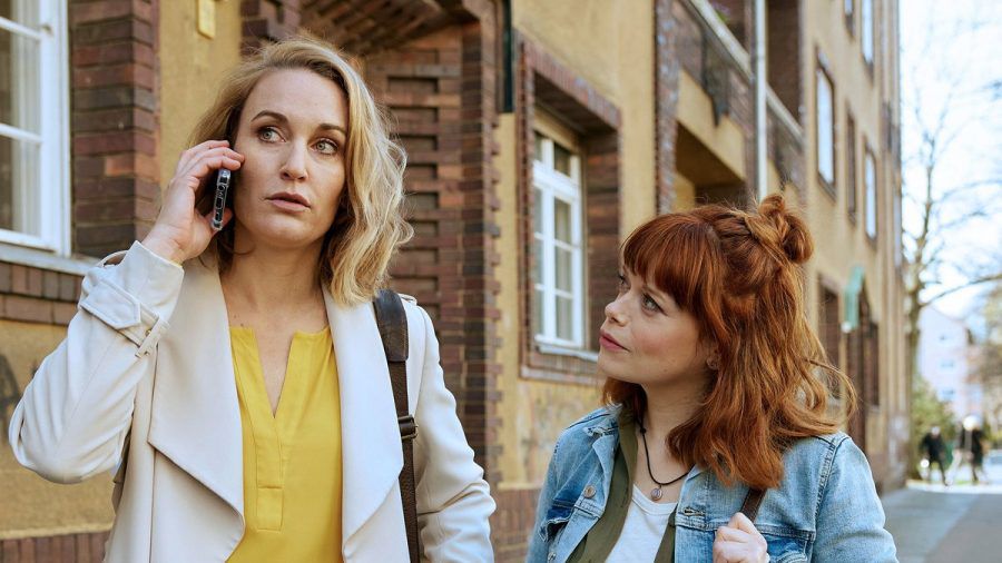 "Die Heiland - Wir sind Anwalt": Romy Heilands (Christina Athenstädt, l.) Ideen zur Lösung eines Falls überraschen ihre Assistentin Tilly Vogel (Sina Reiß) immer wieder von Neuem. (cg/spot)