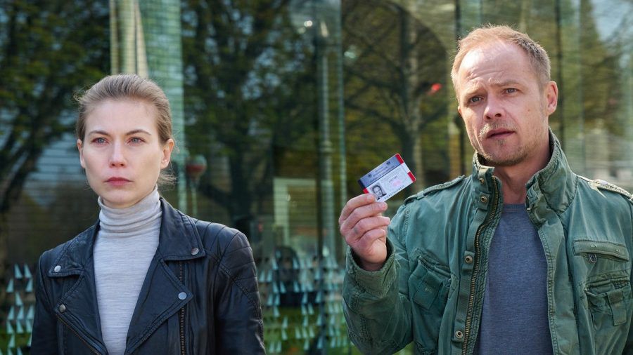 "Die Toten vom Bodensee - Das zweite Gesicht": Hannah Zeiler (Nora Waldstätten) und Micha Oberländer (Matthias Koeberlin) im Einsatz. (cg/spot)