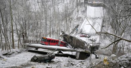 Ein Bus der Hafenbehörde auf der zusammengebrochenen Brücke in Pittsburgh.