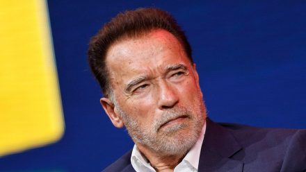 Arnold Schwarzenegger, immerhin mit ein bisschen Bart. (smi/spot)