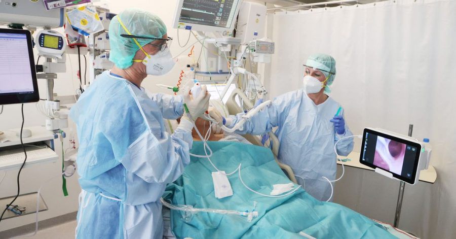 Ärzte und Pfleger betreuen einen Patienten auf der Covid-19-Intensivstation im SRH Waldklinikum in Gera.