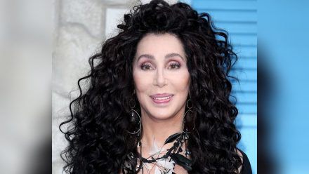 Cher und ihre ikonische schwarze Lockenmähne. (mia/spot)