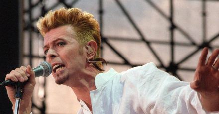 Der britische Musiker David Bowie beim Festival "Go Bang" auf dem Lübecker Flughafen Blankensee im Juni 1997.