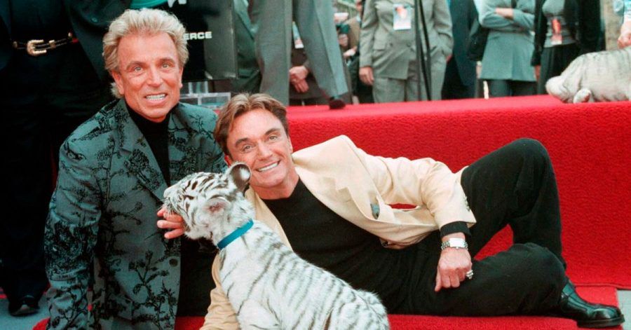 Siegfried Fischbacher (l) und Roy mit einem weißen Tigerbaby.