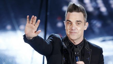 Robbie Williams, hier auf einem Konzert in Italien, spricht darüber, dass ein Auftragsmörder ihn umbringen sollte. (wue/spot)