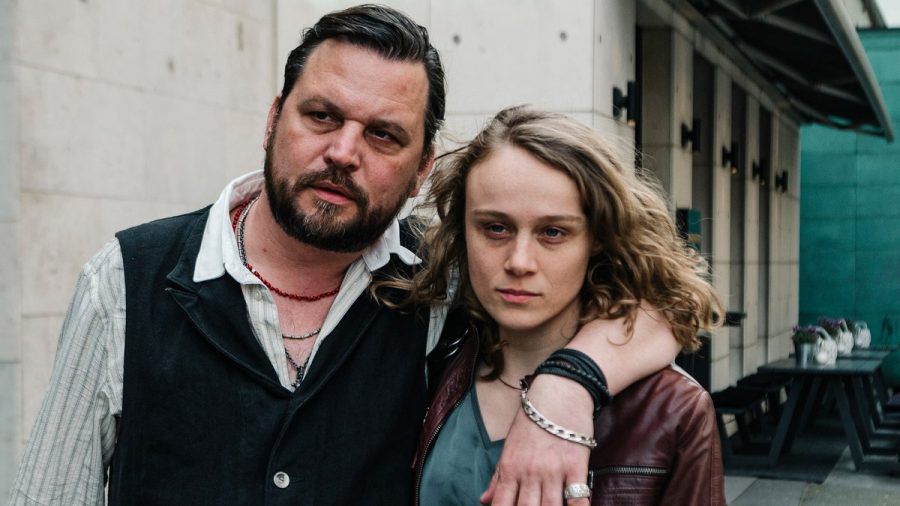 Die drogensüchtige Ella (Anke Retzlaff) steht im "Tatort: Gier und Angst" zwischen zwei Männern: Hier ist sie mit Nachtclubbetreiber Georg "Micki" Micklitza (Sascha Gersak) zu sehen. (ili/spot)