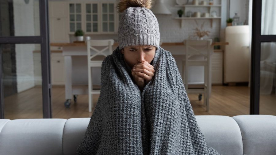 Mehr Kleidung im Zwiebellook hält den Körper im Winter warm. (eee/spot)