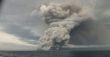 Über dem Vulkan Hunga Ha'apai steigt eine große Asche-, Dampf- und Gaswolke bis in eine Höhe von 18 bis 20 Kilometer über dem Meeresspiegel auf.