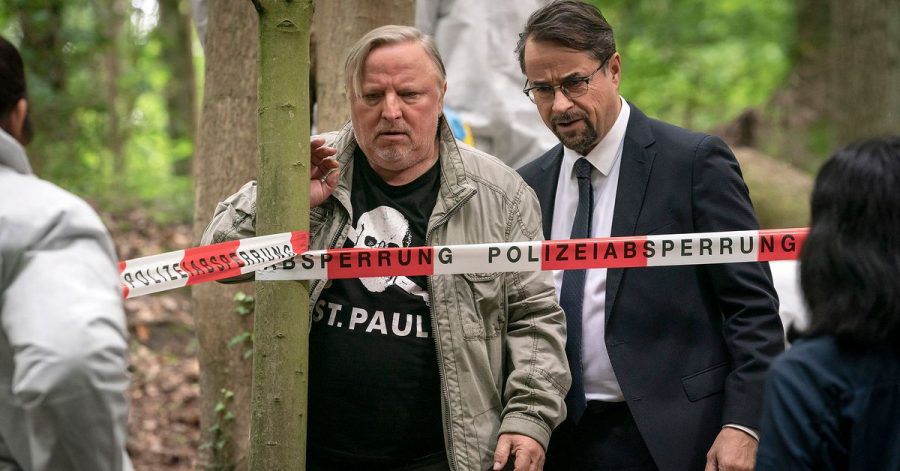 Frank Thiel (Axel Prahl, l) und Prof. Karl-Friedrich Börne (Jan Josef Liefers) am Tatort.