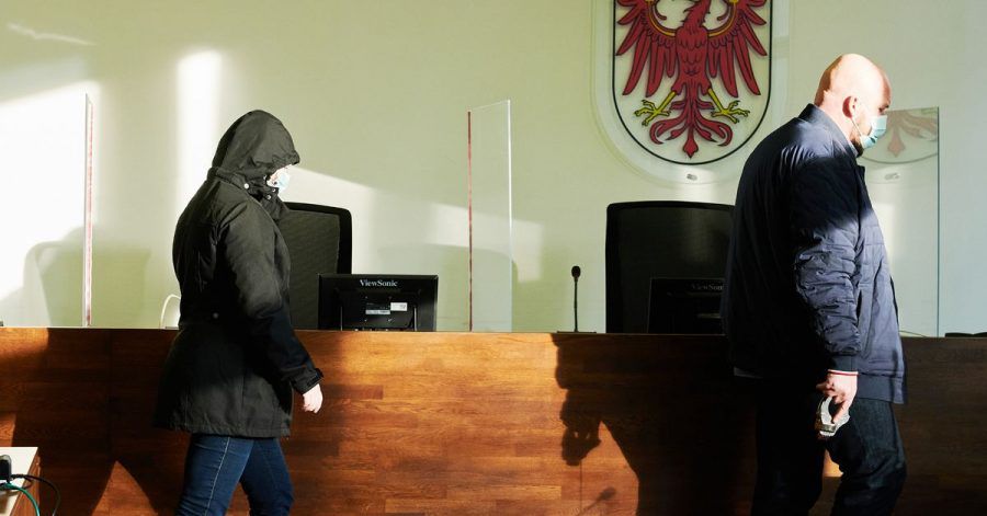Die wegen Mordes Angeklagte (l) im Gericht.
