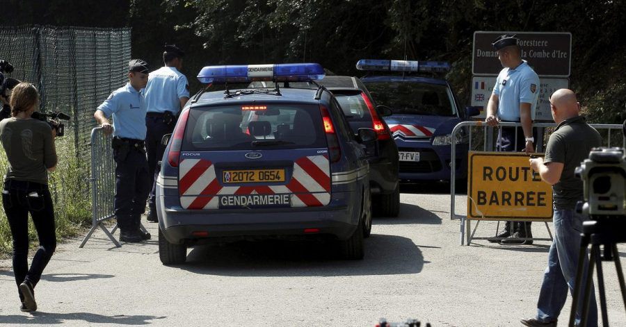 ARCHIV) Die Polizei sperrt am 08.09.2012 die Straße zum Tatort des Mordes an einer britischen Familie bei Chevaline in den französischen Alpen ab.