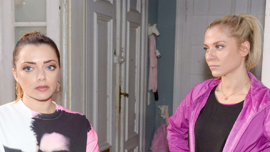 "GZSZ": Sunny (r.) stellt ihre Pläne Emily zuliebe hintenan. (cg/spot)