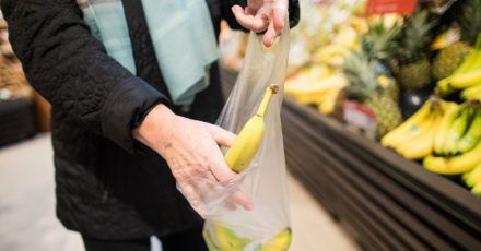 Die dünnen Plastiktüten an der Obsttheke im Supermarkt bleiben erlaubt. Sie werden auch Knotenbeutel oder Hemdchen-Tüte genannt.