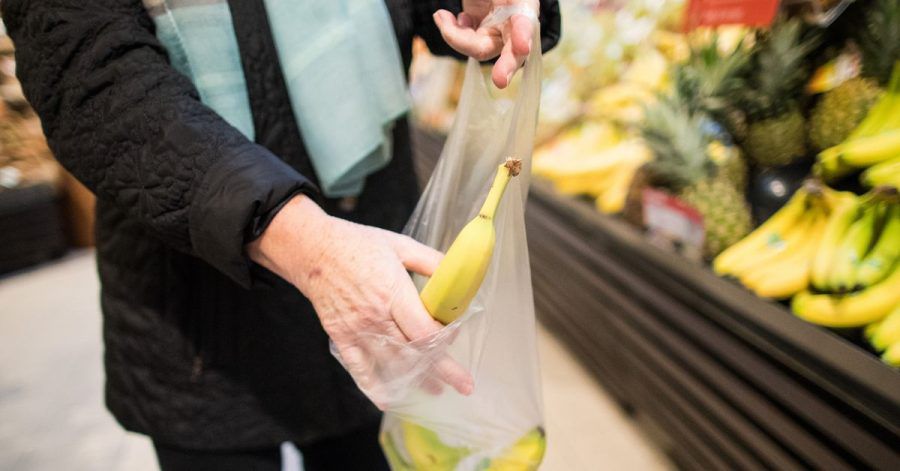 Die dünnen Plastiktüten an der Obsttheke im Supermarkt bleiben erlaubt. Sie werden auch Knotenbeutel oder Hemdchen-Tüte genannt.