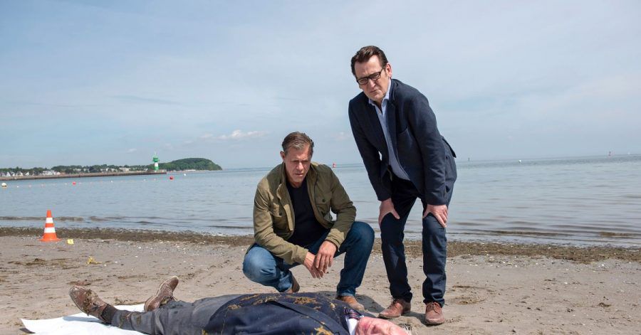 Die Ermittler Finn Kiesewetter (Sven Martinek, l) und Lars Englen (Ingo Naujoks) im neuesten Fall der ARD Vorabend-Krimiserie «Morden im Norden».