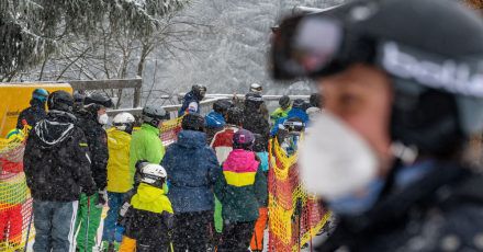 Schnee in Bayern: Skifahrer warten vor einem Schlepplift.