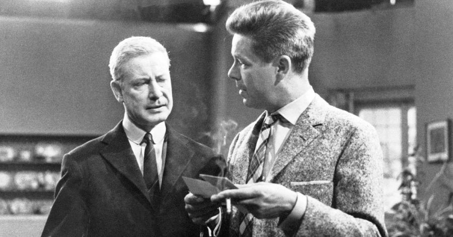 Kriminalinspektor Harry Yates (Heinz Drache, l) und der Maler John Hopedean (Dieter Borsche) in einer Szene des ARD-Krimis "Das Halstuch" (1962).