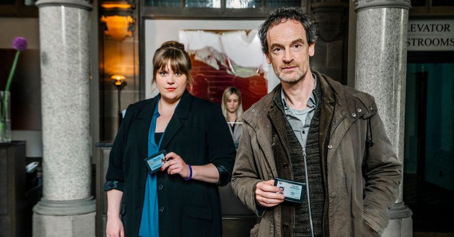 Kommissarin Rosa Herzog (Stefanie Reinsperger) und Kommissar Peter Faber (Jörg Hartmann) zeigen ihre Dienstausweise.