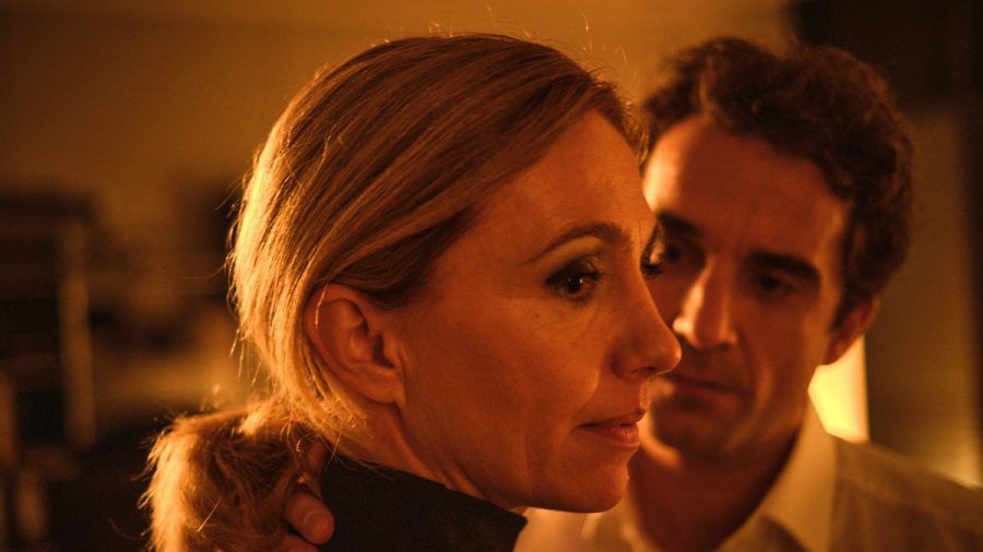 "Tatort: Videobeweis": Die Weihnachtsfeier war gelungen, die Stimmung ist aufgeheizt ... und Oliver Jansen (Oliver Wnuk) findet, dass seine Mitarbeiterin Kim Tramell (Ursina Lardi) ihn jetzt nicht allein in seinem Büro stehen lassen kann. (dr/spot)