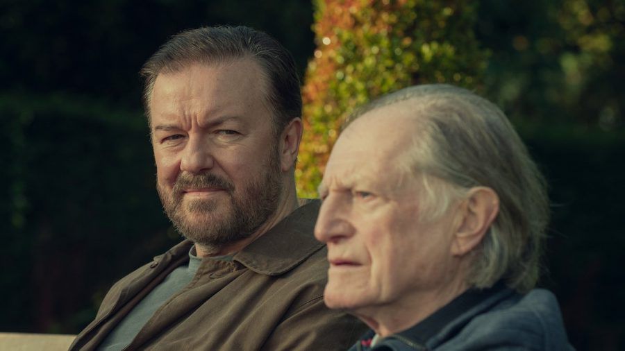 Ricky Gervais (li.) als depressiver Zeitungsreporter Tony Johnson. (stk/spot)
