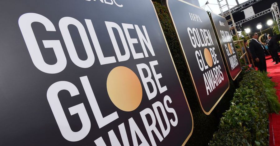 Schilder mit der Aufschrift «Golden Globe Awards» hängen am roten Teppich bei den 77. Golden Globe Awards.