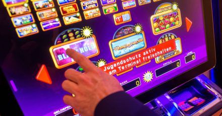 Ein problematisches Glücksspielverhalten haben rund 430.000 Menschen in Deutschland.