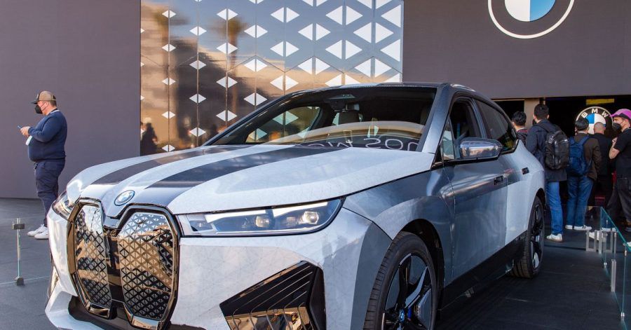 Der BMW iX Flow steht wechselt die Farbe zwischen Weiß und Dunkelgrau.