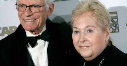 US-Komponistin Marilyn Bergman (r) mit ihrem Ehemann Alan bei einem Event in Beverly Hills. Die dreifache Oscar-Preisträgerin ist im Alter von 93 Jahren verstorben.