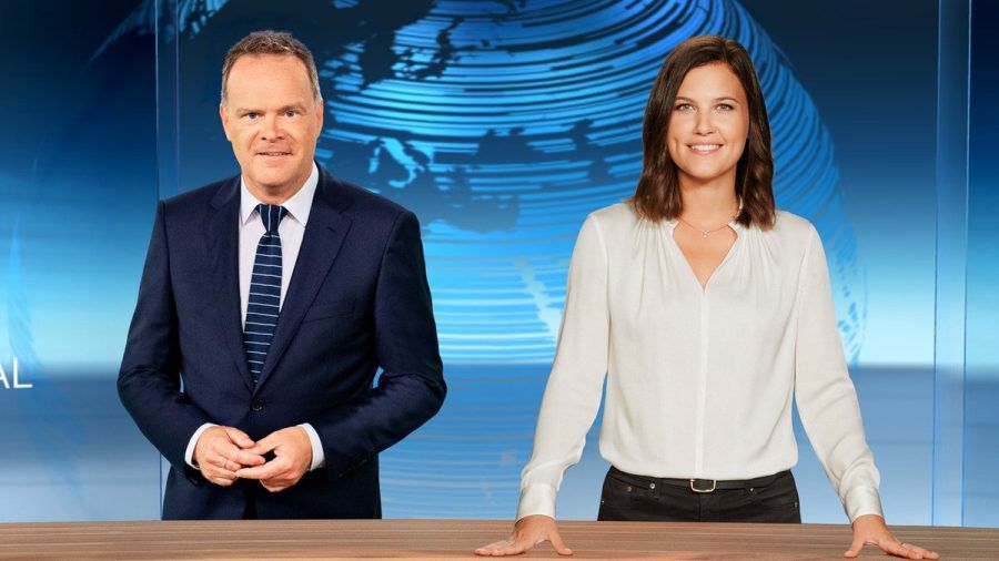 Christian Sievers und Hanna Zimmermann präsentieren das "heute journal". (jom/spot)
