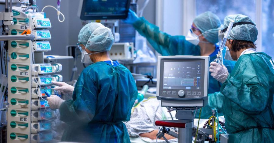 Ärzte und Pflegekräfte betreuen Patienten auf einer Intensivstation in Rostock.