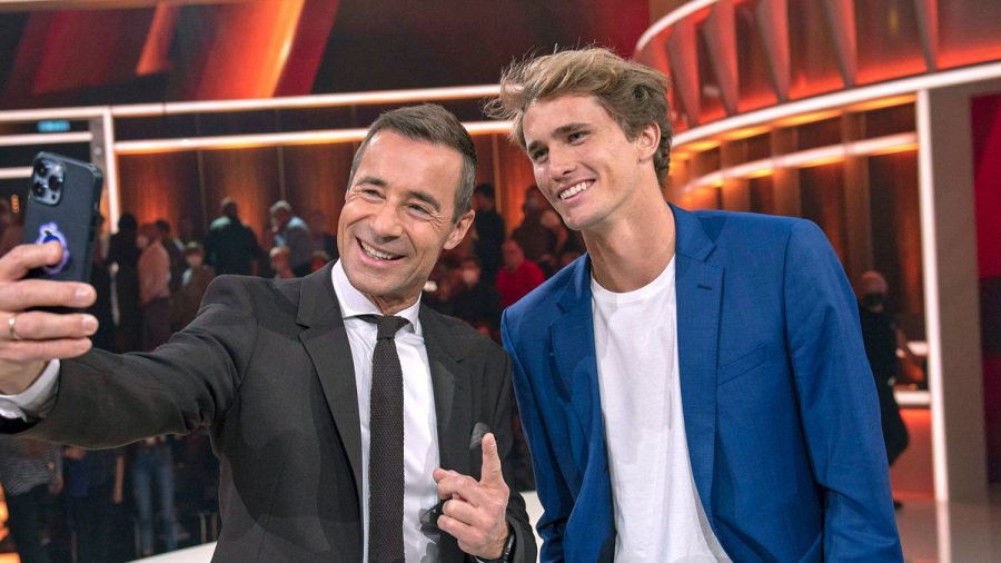 "Klein gegen Groß - Das unglaubliche Duell": Moderator Kai Pflaume (l.) mit Tennisprofi Alexander Zverev. (cg/spot)