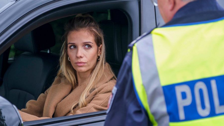 "Unter uns": Monika hat eine verhängnisvolle Begegnung mit der Polizei. (cg/spot)