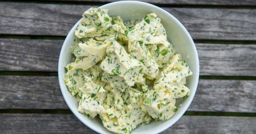 Geht auch mit Kräutern: Vegane Butter lässt sich ganz einfach in der eigenen Küche herstellen.