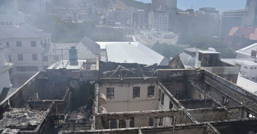 Das von der Stadt Kapstadt veröffentlichte Foto via AP zeigt das eingestürzte Dach des Parlamentsgebäudes von Kapstadt.