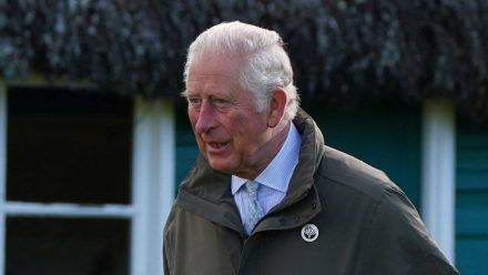 Während eines Besuchs in Aberdeenshire hat Prinz Charles, hier vor wenigen Wochen ebenfalls in Schottland, eine Frage zu seinem Bruder ignoriert. (wue/spot)