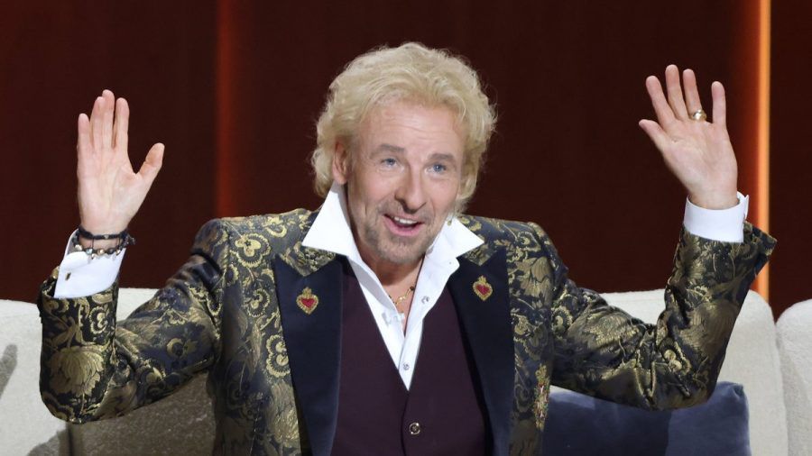 Thomas Gottschalk nimmt weiterhin auf dem "Wetten, dass..?"-Sofa Platz. (dr/spot)