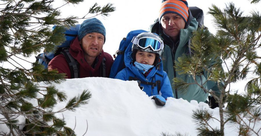 Flora (Yuna Bennet, m.) bringt Martin (Hans Sigl, r) und seinen Bruder Hans (Heiko Ruprecht) zu der Stelle, an der ihre Skilehrerin abgestürzt ist.