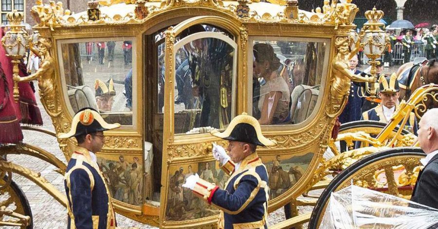 König Willem-Alexander und Königin Máxima kommen in der Goldenen Kutsche bei der traditionellen Parlamentseröffenung an (2015).