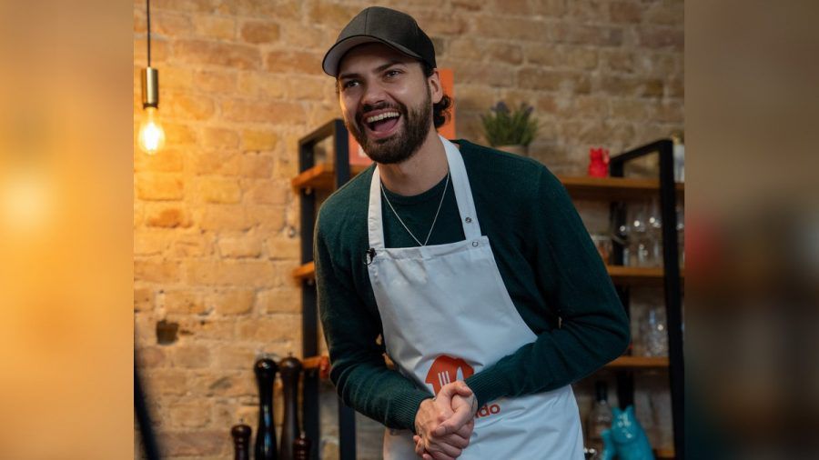 Jimi Blue Ochsenknecht stellt seine eigene Bowl-Kreation bei einem Koch-Event vor. (mia/spot)