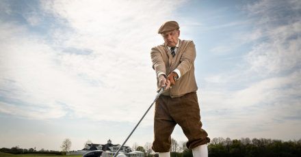 Privatdetektiv Georg Wilsberg (Leonard Lansink) auf dem Golfplatz.